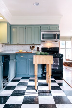 ثلاجة، ميكروويف، فرن، موقد طهي مسطح