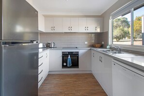 Réfrigérateur, four à micro-ondes, un four, surface de cuisson