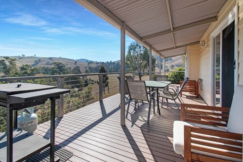 Elm Cottage Tumut - River Gum  a 3 bedroom Pet Friendly Cottage
with river views