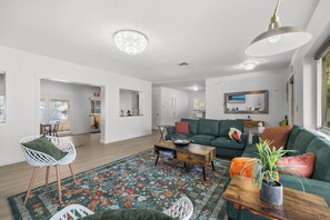 Flat-screen TV, books - OCEAN WALK HOLLYWOOD HOUSE WITH POOL & BBQ (Hollywood)