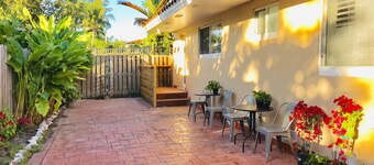 OCEAN WALK HOLLYWOOD HOUSE WITH POOL & BBQ