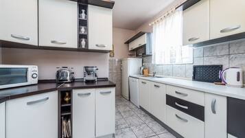 冰箱、微波炉、烤箱、炉灶