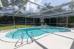Una piscina al aire libre, una piscina climatizada