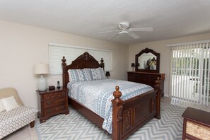 3 bedrooms, iron/ironing board, free WiFi, bed sheets - Cozy Beach House on Yacht Club- Pool Heated w/fee, walkable to the beach (Cape Coral)