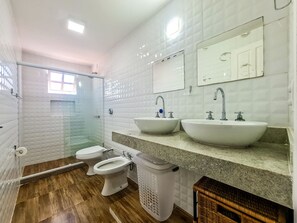 Douche, sèche-cheveux, bidet, serviettes fournies