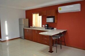 Refrigerador, microondas, horno, lavavajillas