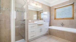 Bathtub, hair dryer - Family home in the centre of Port Fairy (PORT FAIRY)