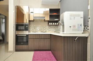 Frigorífico, microondas, horno y placa de cocina