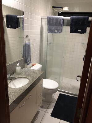 Toalhas de banho, papel higiênico