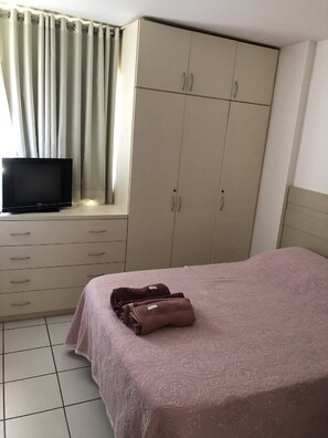 1 dormitorio, tabla de planchar con plancha, wifi y ropa de cama