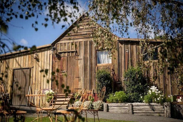 Front of Boutique Barn