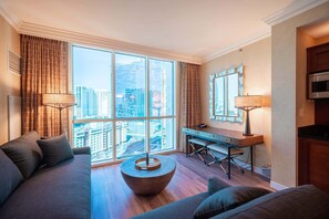TV, offices - No Resort Fee Strip View Suite + Free Valet+ Pool (Las Vegas)