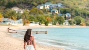 Plage, chaises longues, serviettes de plage