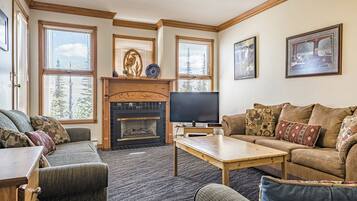 Télévision à écran plat, cheminée, lecteur de DVD, imprimantes