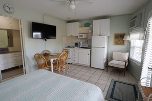 Escriptori, planxa i posts de planxar, wifi i roba de llit