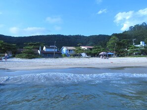 Na praia, espreguiçadeiras 