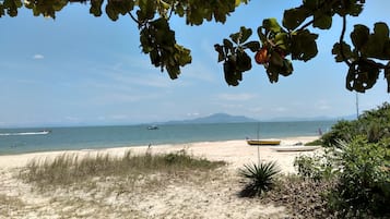 Na praia, espreguiçadeiras