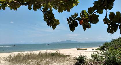 Casa a Beira Mar con aire acondicionado Wi-Fi Praia Zimbros Bombinhas SC familias
