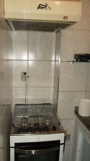 Réfrigérateur, micro-ondes, plaque de cuisson, cafetière/bouilloire