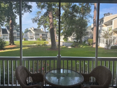 Comfortable lakeview condo in prime Myrtle Beach location, 5 minutes from beach!