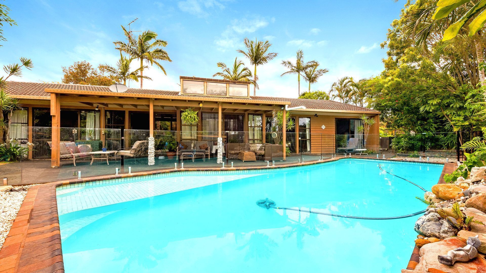 Mermaid Waters, Gold Coast Holiday Home + Private Pool