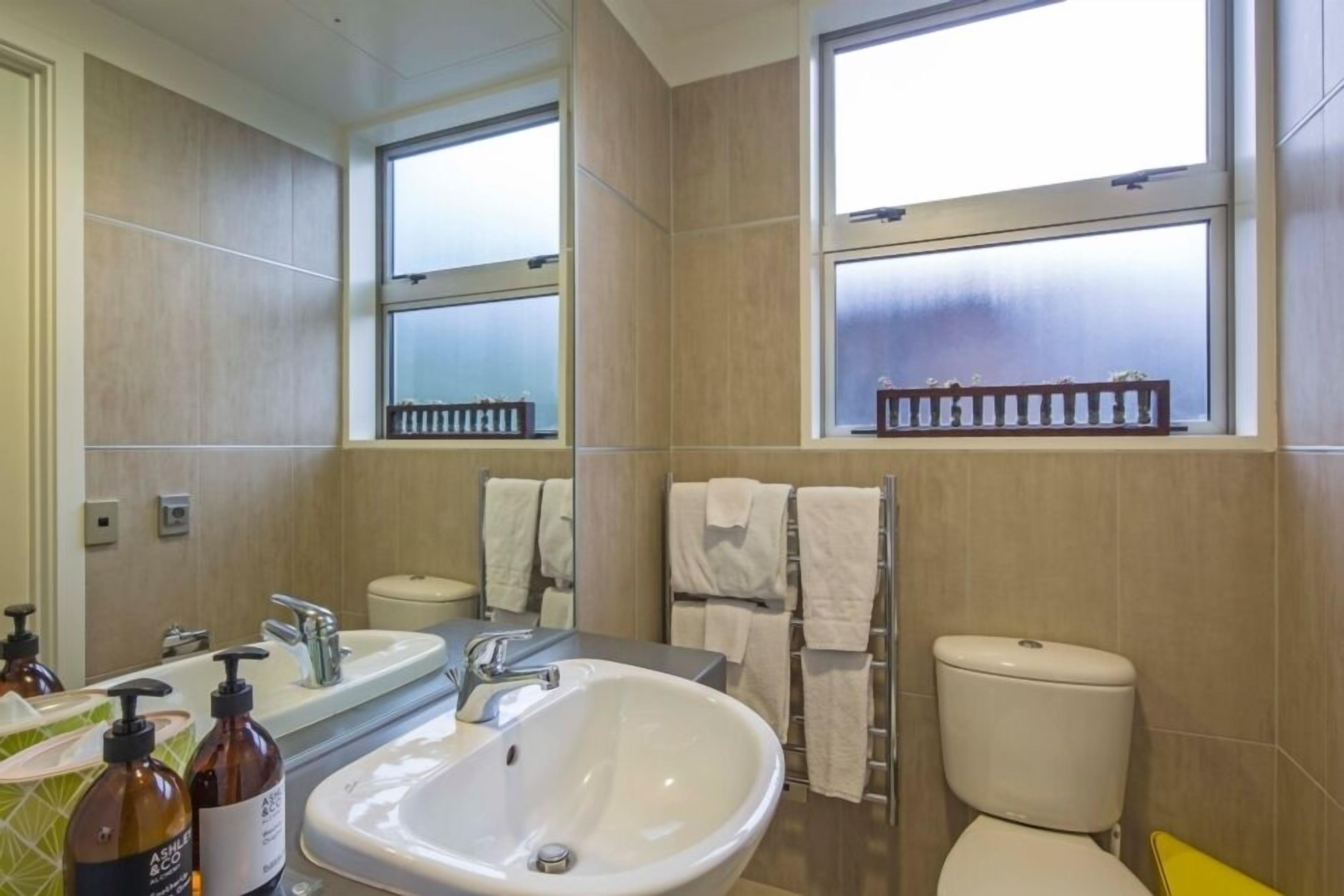 Een douche, een haardroger, handdoeken, zeep