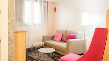 电视、壁炉、DVD 播放器、立体声音响