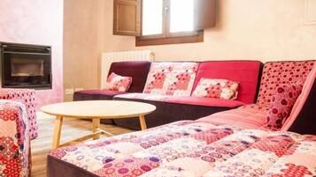 Een televisie, een open haard, een dvd-speler en een stereo