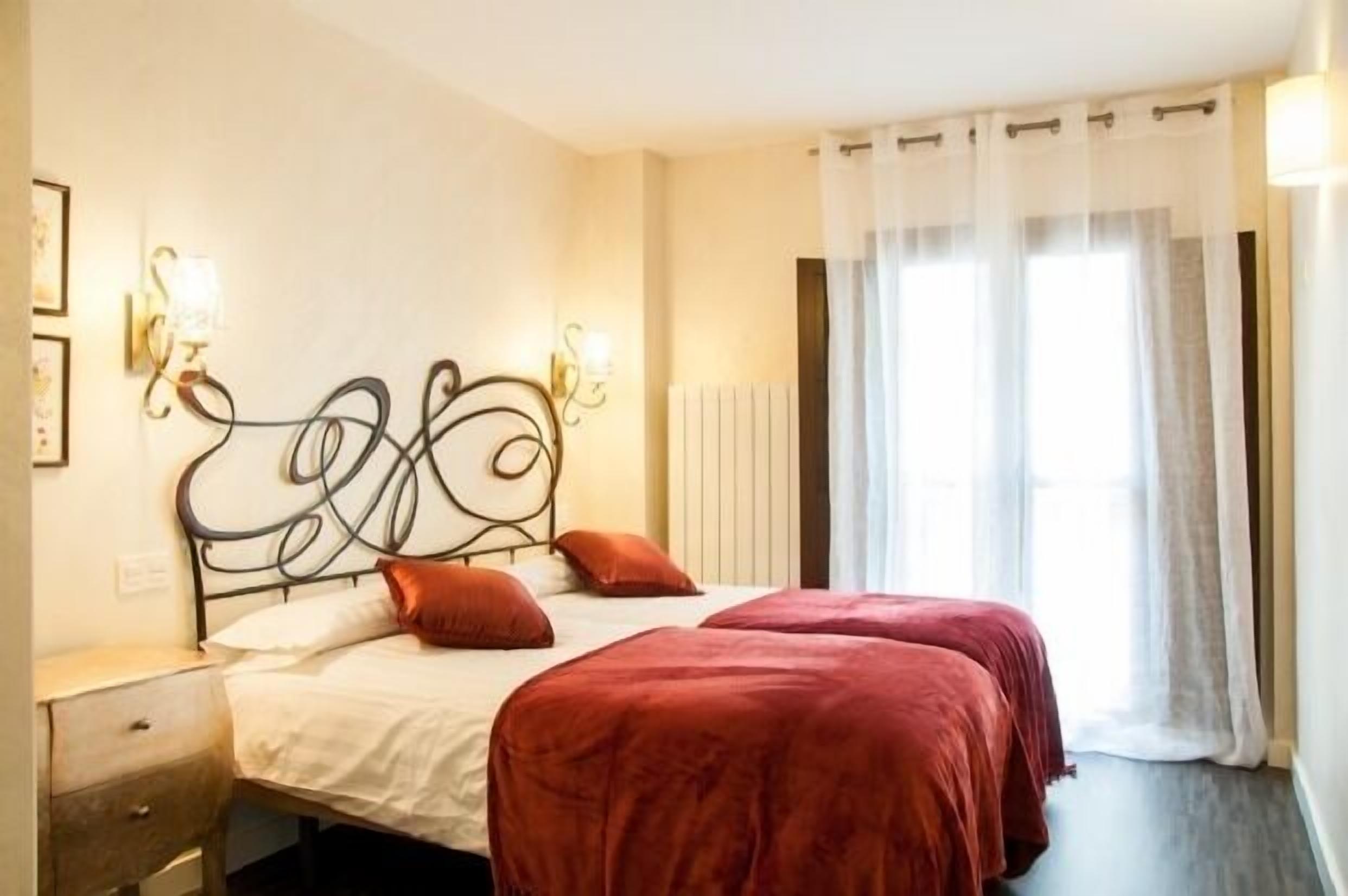 4 habitaciones, tabla de planchar con plancha, wifi y ropa de cama 