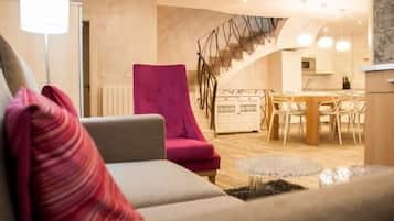 Televisión, chimenea, reproductor de DVD y estéreo