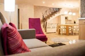 TV, caminetto, lettore DVD, impianto stereo