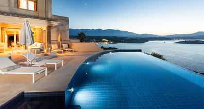 SALACIA, amazing 7-bedr. villa, majestic views and near the beach!