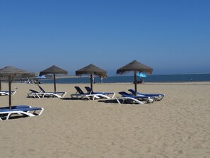 Plage à proximité, chaises longues