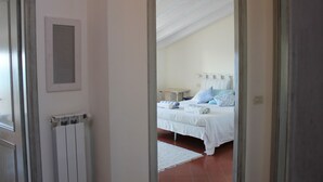 A bedroom with a bed, pillows, and a radiator. - Apartment 6 pax wifi breathtaking sea view (Lerici)