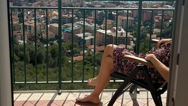 A balcony with a view of a coastal city, a body of water, and distant mountains. - Apartment 6 pax wifi breathtaking sea view (Lerici)
