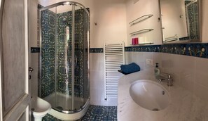 Dusche, Haartrockner, Handtücher, Seife
