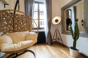 Smart TV, books - Step to Duomo and All the Sights from Refurbished Apartment (Firenze)