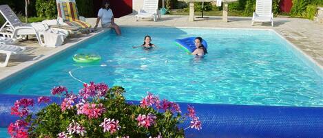 Una piscina al aire libre, una piscina climatizada