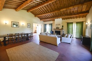 Smart-TV, Kamin, DVD-Player, Tischtennisplatte