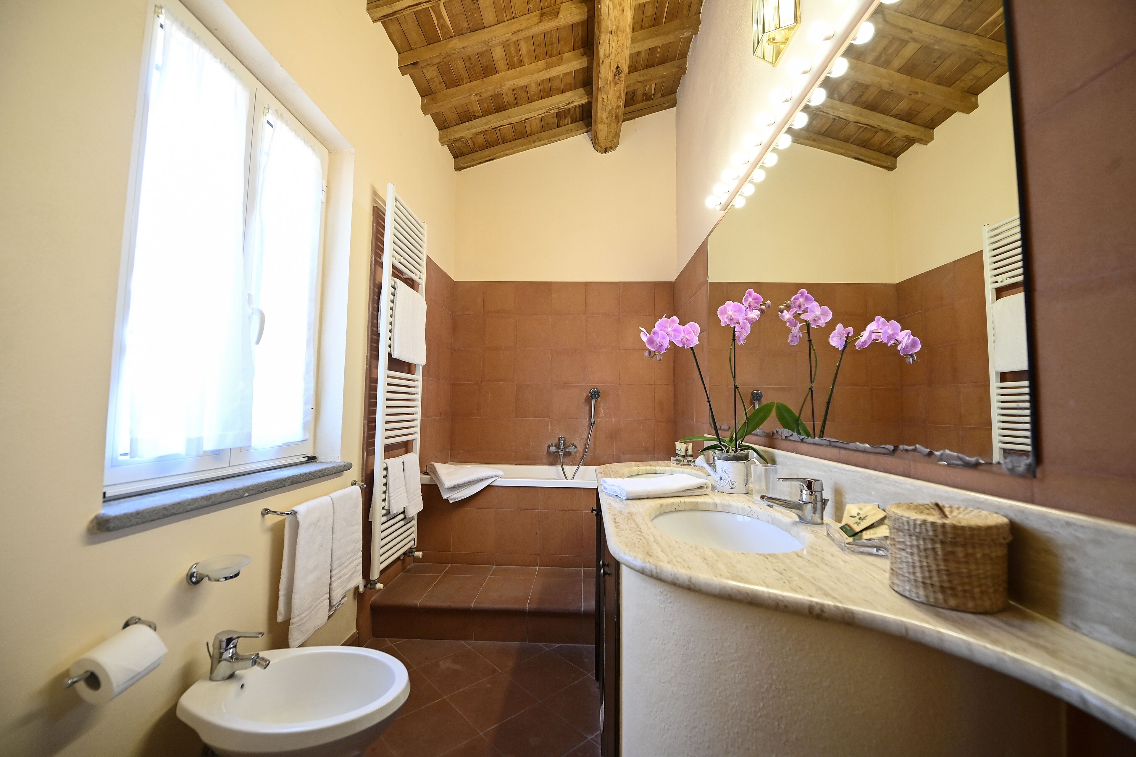 Duschwanne, Haartrockner, Bidet, Handtücher