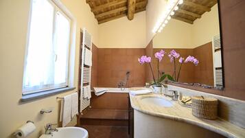 Duschwanne, Haartrockner, Bidet, Handtücher