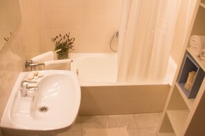 Ensemble douche/baignoire, sĂšche-cheveux, bidet, serviettes fournies