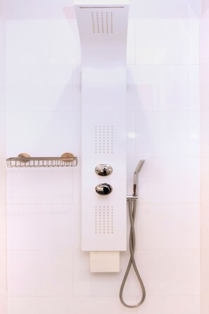 Een douche, een haardroger, handdoeken, zeep