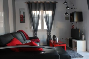 Téléviseur, livres, bureau