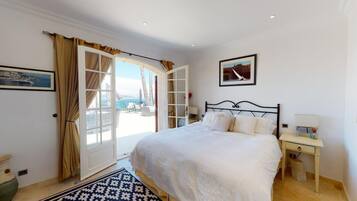 5 chambres, coffres-forts dans les chambres, bureau