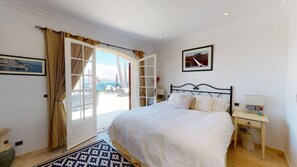 5 bedrooms, in-room safe, desk, iron/ironing board - Beautiful 12ppl villa with A/C Pool, Sauna, gated parking. (Théoule-sur-Mer)