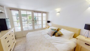5 bedrooms, in-room safe, desk, iron/ironing board