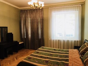 3 bedrooms, in-room safe, iron/ironing board, WiFi