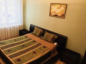 3 bedrooms, in-room safe, iron/ironing board, WiFi