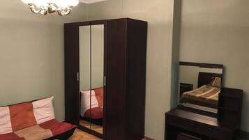 3 bedrooms, in-room safe, iron/ironing board, WiFi